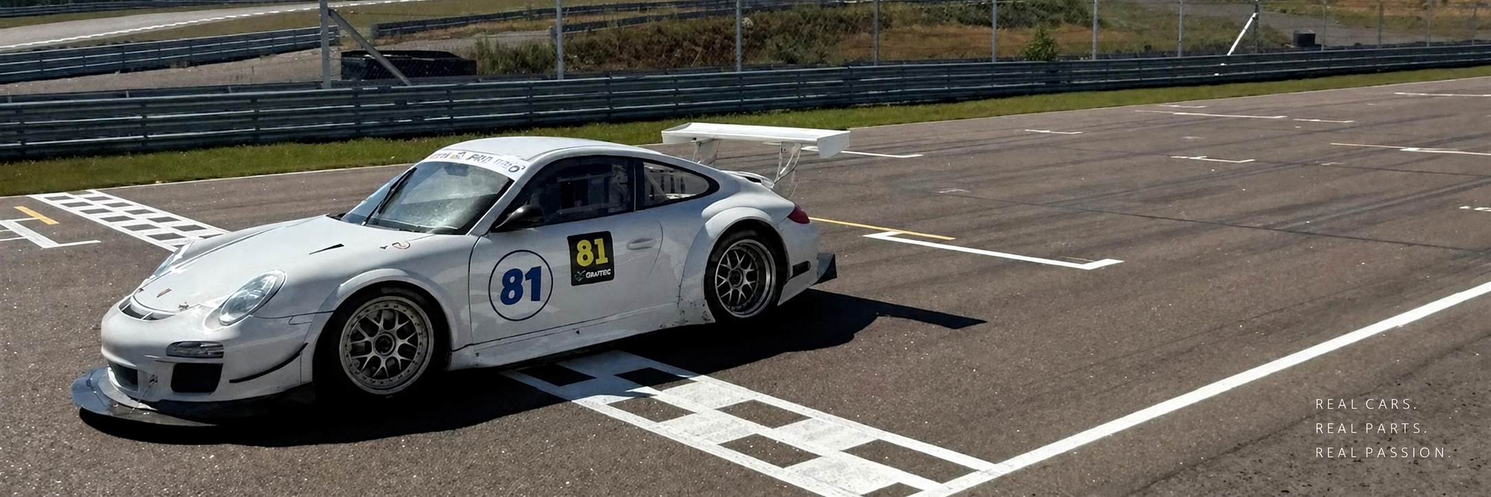 Valkoinen Porsche-kilpa-auto lähtösuoralla